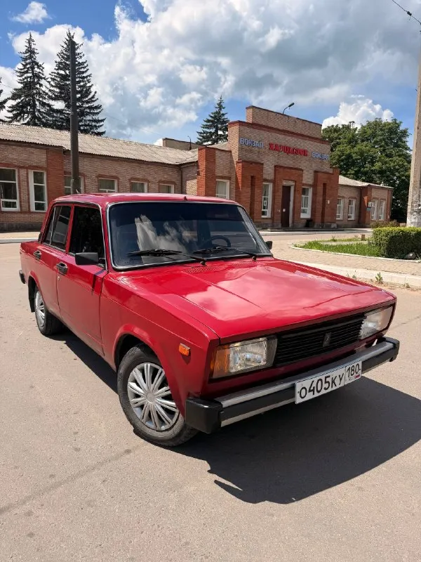 🚙продам автомобиль ваз 2105 год выпуска: 1982 ✅описание: -двигатель 1.3 на ремне, работает отлично, масло не расходует, не дымит. -коробка 4 ступка без нюансов, все передачи на месте. -ходовая работает исправно, ручник держит! - 2 поколения, работает как на газу, так и на бензине! ( зарегистрирован ) - днище без коррозии, дыр нет! - по документам на постоянном 180 учёте, с дальнейшем переоформлением. ‼️150.000 рублей, торг в пределах разумного, только реальному клиенту! осмотр в г. харцызск звонить по телефону: +79490919282 📲 tg: евгений 📞 звоните: +7(949)0919282 - фотография - 2