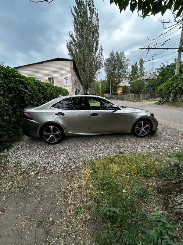 Lexus is 300 2.0 турбо 245 л. с 2020 г. пробег : 89 000 машина в отличном состоянии, владею 2 года хорошая комплектация подогрев, обдув сидений все возможные ассистенты машина оклеена в круг в бронепленку два комплекта резины ( зима лето ) два комплекта дисков ( заводские и хорошая реплика bbs ) крыша, ручки и зеркала оклеены в виниловую черную пленку задние стопы затонированы передние фары в фотохроме из минусов есть несколько незначительных сколов и маленьких вмятинок, не успел устранить! цена 3.400.000 ( адекватный торг уместен ) +79493876163 - фотография - 3