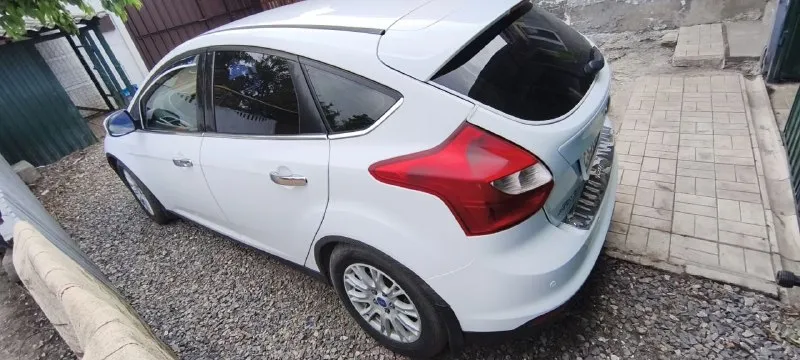 Продам ford focus 3, 2012г в отличном состоянии. двигатель 2.0 150л. с, автомат пробег 162000км отличное состояние, владелец по птс машина под полным контролем, обслуживание только на сто, все расходники менялись всегда заранее, сигнализация с автозапуском, резина стоит лето новая, зима проехала 2т км, новая. цена 1🍋 осмотр в донецке+7 949 4772825 - фотография - 2
