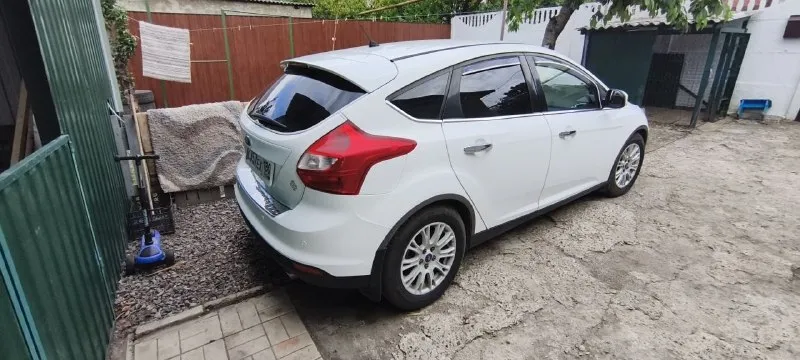 Продам ford focus 3, 2012г в отличном состоянии. двигатель 2.0 150л. с, автомат пробег 162000км отличное состояние, владелец по птс машина под полным контролем, обслуживание только на сто, все расходники менялись всегда заранее, сигнализация с автозапуском, резина стоит лето новая, зима проехала 2т км, новая. цена 1🍋 осмотр в донецке+7 949 4772825 - фотография - 3