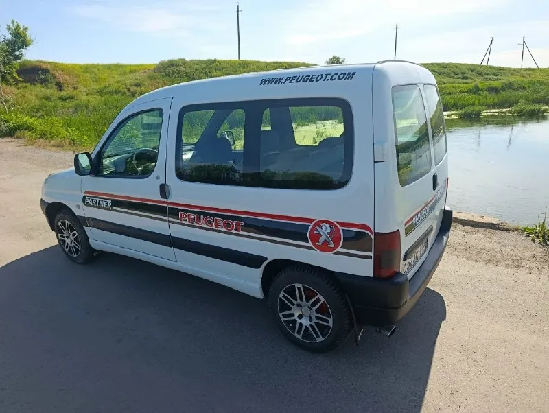 Продам peugeot партнер (пассажир) двигатель самый простой и не прихотливый 1.9дизель. 2000г. в. с пробегом 350т. км. по документам я собственник. цена 399т. р территориально старобешевский район. +79494421820 📞 звоните: +7(949)4421820 - фотография - 3
