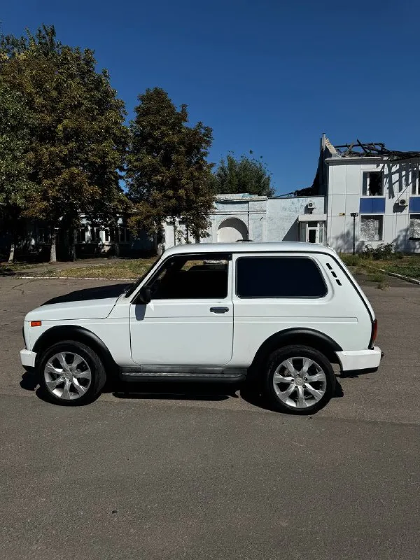 Продам ниву 2014 года
Пробег 180т. Км ( в основном по трассе)
Технически машина полностью обслужена
Гур работает отлично
Полностью заменена ходовая часть, ставилась от шевроле нивы
Скорости переключаются без хрустов и пинков
Передний редуктор отвязан
Полный привод включается без проблем
Раздатка, задний мост, передний редуктор от шеви нивы, все с пробегом 40т. Км
Масло везде заменено
Стоят перфорированные тормозные диски от иномарки
Ничего не гудит, не дрожит даже на 160км/ч
Дорогу держит уверенно, стоят широкие колеса от хонды
Мотор работает отлично, масло не ест, не дымит, не троит
Салон очень приятный, сидения не просиженные, все чехлы новые сделаны под ковши
Потолок и пол полностью новые, в потолок установлено звездное небо (300 звезд)
Стоит легкая музыка: хороший мафон aura 79, 4 колонки, саб, усилитель(4.360), усилитель (1.800)
Территориально машина находится в донецке
Цена 570000 (шустрым хороший торг)
+79819354020 Звонить в любое время
Писать в телеграмм - фотография - 3