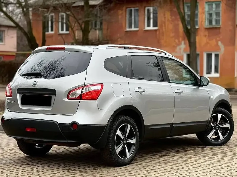 Срочно в связи с переездом продам nissan qashkai +2 с панорамной крышей. у машины было 3 владельца. есть небольшой дефект крыла и фары (не критично, можно заменить ). дефект на лобовом стекле (трещина, была куплена у прошлого хозяина уже с ней). пробег 194 т км. сопровождение в мрэо на постановку учета. во время производилась замена всех жидкостей и фильтров. в машине стоит аудиосистема фирмы bosses. в подарок 2 комплекта резины на титановых дисках зима-лето. коробка акп (вариатор), камера заднего вида, автоматическое складывание зеркал, круиз контроль, климат контроль. отличный семейный вариант. донецк. цена 930 т руб. хороший торг реальному покупателю у капота! +79495967298 - фотография - 4