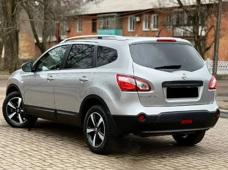 Срочно в связи с переездом продам nissan qashkai +2 с панорамной крышей. у машины было 3 владельца. есть небольшой дефект крыла и фары (не критично, можно заменить ). дефект на лобовом стекле (трещина, была куплена у прошлого хозяина уже с ней). пробег 194 т км. сопровождение в мрэо на постановку учета. во время производилась замена всех жидкостей и фильтров. в машине стоит аудиосистема фирмы bosses. в подарок 2 комплекта резины на титановых дисках зима-лето. коробка акп (вариатор), камера заднего вида, автоматическое складывание зеркал, круиз контроль, климат контроль. отличный семейный вариант. донецк. цена 930 т руб. хороший торг реальному покупателю у капота! +79495967298 - фотография - 5