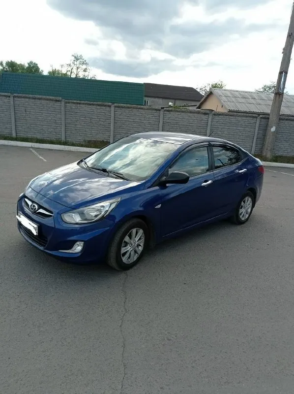 Hyundai solaris 1 поколения 2012г. , двигатель 1.4 механика, реальный пробег 131 тыс. в отличном состоянии! автомобиль весь в родной краске. без жуков, без ржавчины, без коррозии! все железо в идеале! реальный пробег, без дтп. салон чистый, не прокуренный, без повреждений. бережная эксплуатация, все то вовремя. делать ничего не нужно, только то по регламенту. стоят оригинальные диски. так же стоят дисковые тормоза спереди и сзади. обогрев зеркал, подогрев передних сидений, обогрев лобового стекла в районе дворников, сигнализация старлайн, бортовой компьютер. делал всё под себя, не собирался продавать, но обстоятельства вынудили. любые проверки с вашей стороны. второй владелец в оригинальном птс. цена 800.000₽ +79493930036 макеевка 📞 звоните: +7(949)3930036 - фотография - 1