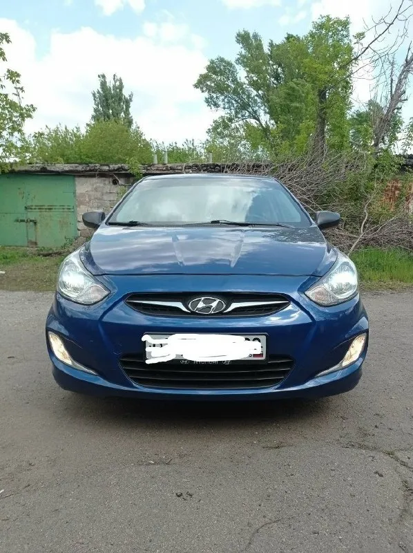 Hyundai solaris 1 поколения 2012г. , двигатель 1.4 механика, реальный пробег 131 тыс. в отличном состоянии! автомобиль весь в родной краске. без жуков, без ржавчины, без коррозии! все железо в идеале! реальный пробег, без дтп. салон чистый, не прокуренный, без повреждений. бережная эксплуатация, все то вовремя. делать ничего не нужно, только то по регламенту. стоят оригинальные диски. так же стоят дисковые тормоза спереди и сзади. обогрев зеркал, подогрев передних сидений, обогрев лобового стекла в районе дворников, сигнализация старлайн, бортовой компьютер. делал всё под себя, не собирался продавать, но обстоятельства вынудили. любые проверки с вашей стороны. второй владелец в оригинальном птс. цена 800.000₽ +79493930036 макеевка 📞 звоните: +7(949)3930036 - фотография - 2