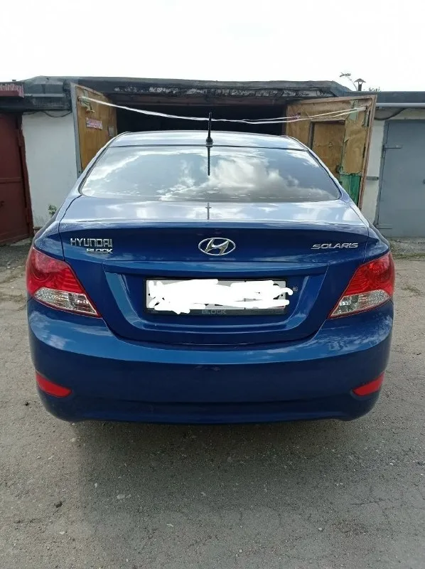 Hyundai solaris 1 поколения 2012г. , двигатель 1.4 механика, реальный пробег 131 тыс. в отличном состоянии! автомобиль весь в родной краске. без жуков, без ржавчины, без коррозии! все железо в идеале! реальный пробег, без дтп. салон чистый, не прокуренный, без повреждений. бережная эксплуатация, все то вовремя. делать ничего не нужно, только то по регламенту. стоят оригинальные диски. так же стоят дисковые тормоза спереди и сзади. обогрев зеркал, подогрев передних сидений, обогрев лобового стекла в районе дворников, сигнализация старлайн, бортовой компьютер. делал всё под себя, не собирался продавать, но обстоятельства вынудили. любые проверки с вашей стороны. второй владелец в оригинальном птс. цена 800.000₽ +79493930036 макеевка 📞 звоните: +7(949)3930036 - фотография - 3