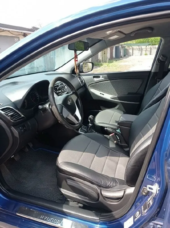 Hyundai solaris 1 поколения 2012г. , двигатель 1.4 механика, реальный пробег 131 тыс. в отличном состоянии! автомобиль весь в родной краске. без жуков, без ржавчины, без коррозии! все железо в идеале! реальный пробег, без дтп. салон чистый, не прокуренный, без повреждений. бережная эксплуатация, все то вовремя. делать ничего не нужно, только то по регламенту. стоят оригинальные диски. так же стоят дисковые тормоза спереди и сзади. обогрев зеркал, подогрев передних сидений, обогрев лобового стекла в районе дворников, сигнализация старлайн, бортовой компьютер. делал всё под себя, не собирался продавать, но обстоятельства вынудили. любые проверки с вашей стороны. второй владелец в оригинальном птс. цена 800.000₽ +79493930036 макеевка 📞 звоните: +7(949)3930036 - фотография - 4