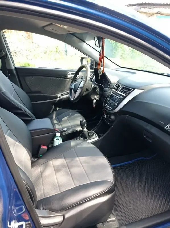 Hyundai solaris 1 поколения 2012г. , двигатель 1.4 механика, реальный пробег 131 тыс. в отличном состоянии! автомобиль весь в родной краске. без жуков, без ржавчины, без коррозии! все железо в идеале! реальный пробег, без дтп. салон чистый, не прокуренный, без повреждений. бережная эксплуатация, все то вовремя. делать ничего не нужно, только то по регламенту. стоят оригинальные диски. так же стоят дисковые тормоза спереди и сзади. обогрев зеркал, подогрев передних сидений, обогрев лобового стекла в районе дворников, сигнализация старлайн, бортовой компьютер. делал всё под себя, не собирался продавать, но обстоятельства вынудили. любые проверки с вашей стороны. второй владелец в оригинальном птс. цена 800.000₽ +79493930036 макеевка 📞 звоните: +7(949)3930036 - фотография - 5