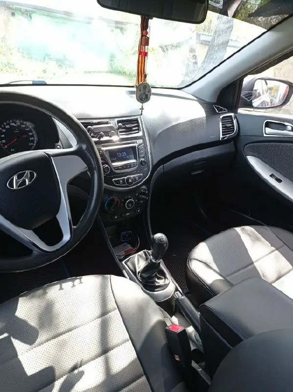 Hyundai solaris 1 поколения 2012г. , двигатель 1.4 механика, реальный пробег 131 тыс. в отличном состоянии! автомобиль весь в родной краске. без жуков, без ржавчины, без коррозии! все железо в идеале! реальный пробег, без дтп. салон чистый, не прокуренный, без повреждений. бережная эксплуатация, все то вовремя. делать ничего не нужно, только то по регламенту. стоят оригинальные диски. так же стоят дисковые тормоза спереди и сзади. обогрев зеркал, подогрев передних сидений, обогрев лобового стекла в районе дворников, сигнализация старлайн, бортовой компьютер. делал всё под себя, не собирался продавать, но обстоятельства вынудили. любые проверки с вашей стороны. второй владелец в оригинальном птс. цена 800.000₽ +79493930036 макеевка 📞 звоните: +7(949)3930036 - фотография - 8
