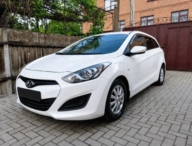 Продам hundai i30, 2013года, автомат, авто в идеальнейшем состоянии, не бит, не крашен 💯 процентов, зелёная автотека, состояние нового автомобиля, мотор в идеале не дымит масло не ест, коробка работает плавно без пинков и рывков, гнили ржавчины по кузову нет, чистый ухоженный салон, кондиционер, круиз контроль, мультируль, подогрев сидений, и т. д. второй машины такой в донецке вы не найдете, состояние как на фото 🔥🔥🔥, по машине делать абсолютно нечего не нужно, сел и поехал на любой километраж !!! +79494933142 📞 звоните: +7(949)4933142 - фотография - 1