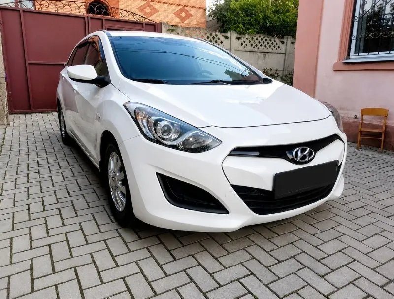 Продам hundai i30, 2013года, автомат, авто в идеальнейшем состоянии, не бит, не крашен 💯 процентов, зелёная автотека, состояние нового автомобиля, мотор в идеале не дымит масло не ест, коробка работает плавно без пинков и рывков, гнили ржавчины по кузову нет, чистый ухоженный салон, кондиционер, круиз контроль, мультируль, подогрев сидений, и т. д. второй машины такой в донецке вы не найдете, состояние как на фото 🔥🔥🔥, по машине делать абсолютно нечего не нужно, сел и поехал на любой километраж !!! +79494933142 📞 звоните: +7(949)4933142 - фотография - 2