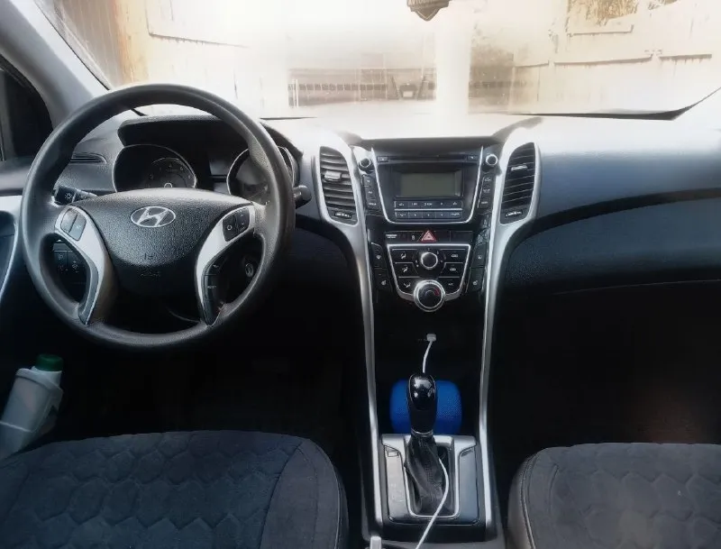 Продам hundai i30, 2013года, автомат, авто в идеальнейшем состоянии, не бит, не крашен 💯 процентов, зелёная автотека, состояние нового автомобиля, мотор в идеале не дымит масло не ест, коробка работает плавно без пинков и рывков, гнили ржавчины по кузову нет, чистый ухоженный салон, кондиционер, круиз контроль, мультируль, подогрев сидений, и т. д. второй машины такой в донецке вы не найдете, состояние как на фото 🔥🔥🔥, по машине делать абсолютно нечего не нужно, сел и поехал на любой километраж !!! +79494933142 📞 звоните: +7(949)4933142 - фотография - 5