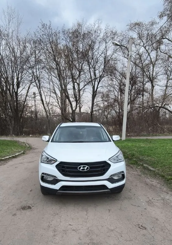 Santa fe 3 рестайлинг, 2016г, состояние отличное, пробег 150 тыс км, родной 100 процентов. второй хозяин. полный привод, раздельный климат контроль, электропривод багажника электропривод сидений датчик света подогревы сидений помощь при спуске штатные программ+ яндекс навигатор комплектация спорт. штатное прицепное устройство. два ключа любые проверки. цена 1900 тыщ р. торг только у капота тел +79493830486 ✅опубликовать объявление 📞 звоните: +7(949)3830486 - фотография - 1