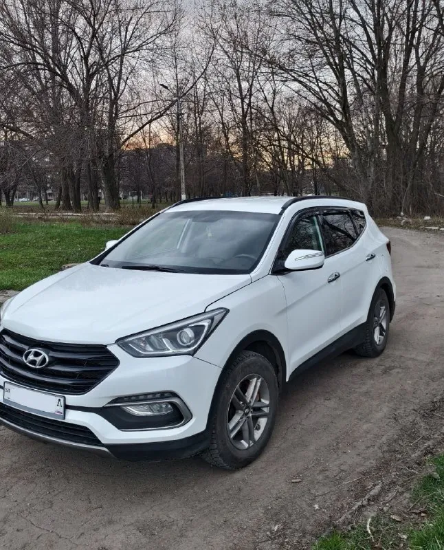 Santa fe 3 рестайлинг, 2016г, состояние отличное, пробег 150 тыс км, родной 100 процентов. второй хозяин. полный привод, раздельный климат контроль, электропривод багажника электропривод сидений датчик света подогревы сидений помощь при спуске штатные программ+ яндекс навигатор комплектация спорт. штатное прицепное устройство. два ключа любые проверки. цена 1900 тыщ р. торг только у капота тел +79493830486 ✅опубликовать объявление 📞 звоните: +7(949)3830486 - фотография - 2