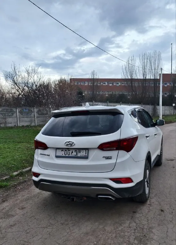 Santa fe 3 рестайлинг, 2016г, состояние отличное, пробег 150 тыс км, родной 100 процентов. второй хозяин. полный привод, раздельный климат контроль, электропривод багажника электропривод сидений датчик света подогревы сидений помощь при спуске штатные программ+ яндекс навигатор комплектация спорт. штатное прицепное устройство. два ключа любые проверки. цена 1900 тыщ р. торг только у капота тел +79493830486 ✅опубликовать объявление 📞 звоните: +7(949)3830486 - фотография - 3