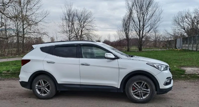 Santa fe 3 рестайлинг, 2016г, состояние отличное, пробег 150 тыс км, родной 100 процентов. второй хозяин. полный привод, раздельный климат контроль, электропривод багажника электропривод сидений датчик света подогревы сидений помощь при спуске штатные программ+ яндекс навигатор комплектация спорт. штатное прицепное устройство. два ключа любые проверки. цена 1900 тыщ р. торг только у капота тел +79493830486 ✅опубликовать объявление 📞 звоните: +7(949)3830486 - фотография - 5