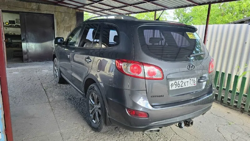 🌟 продам hyundai санта-фе 🌟 🚗 модель: hyundai santa fe 📅 год выпуска: 2011 🌈 цвет: металлик, глубокий серый 🛣️ пробег: 220 000 💰 цена: 1,150,000 руб. (торг уместен) 🔧 технические характеристики: • двигатель: 2.4 л, 185 л. с. • коробка передач: автоматическая • привод: полный 🎉 особенности: • просторный и комфортный салон • современная мультимедиа система • пакет безопасности: abs, esp, подушки безопасности • система кругового обзора • кожаный салон и подогрев сидений 🌍 почему выбирают hyundai santa fe? hyundai santa fe — это идеальный выбор для семьи! надежный, безопасный и экономичный внедорожник, который отлично подходит как для городских поездок, так и для путешествий по бездорожью. 📞 звоните прямо сейчас! телефон: +7 949 330 33 32 📍 место осмотра: г. торез не упустите шанс стать владельцем этого замечательного автомобиля! 🚙✨ 📞 звоните: +7(949)3303332 - фотография - 4