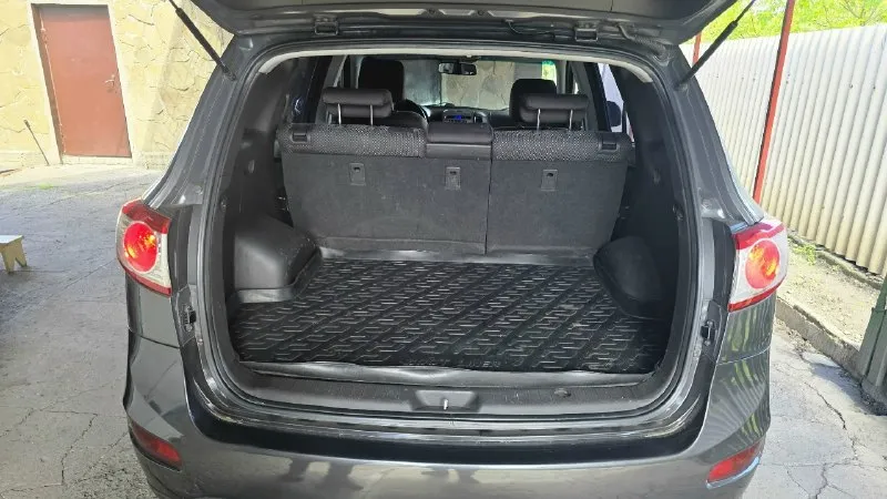 🌟 продам hyundai санта-фе 🌟 🚗 модель: hyundai santa fe 📅 год выпуска: 2011 🌈 цвет: металлик, глубокий серый 🛣️ пробег: 220 000 💰 цена: 1,150,000 руб. (торг уместен) 🔧 технические характеристики: • двигатель: 2.4 л, 185 л. с. • коробка передач: автоматическая • привод: полный 🎉 особенности: • просторный и комфортный салон • современная мультимедиа система • пакет безопасности: abs, esp, подушки безопасности • система кругового обзора • кожаный салон и подогрев сидений 🌍 почему выбирают hyundai santa fe? hyundai santa fe — это идеальный выбор для семьи! надежный, безопасный и экономичный внедорожник, который отлично подходит как для городских поездок, так и для путешествий по бездорожью. 📞 звоните прямо сейчас! телефон: +7 949 330 33 32 📍 место осмотра: г. торез не упустите шанс стать владельцем этого замечательного автомобиля! 🚙✨ 📞 звоните: +7(949)3303332 - фотография - 8