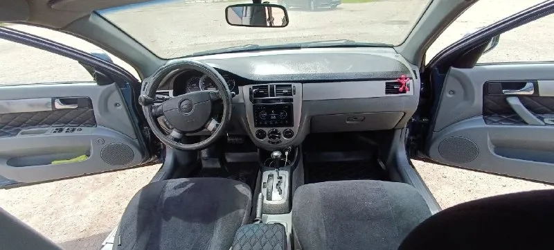 Chevrolet lacetti 2008 1.6 акпп кондиционер❄💨 я хозяин, владею год. машина в хорошем 🔥 состоянии работает всё, акпп без нареканий, мотор полностью откапетален коленвал, поршневой, полностью замена клапанов и сделаная голова, весь комплект грм новый и помпа, от блока до заднего бампера новый выхлоп, ходовка без стуков и скрипов! недавно поменял задние стойки, передние шаровые, стабилизаторы, полностью поменять все патрубки системы охлаждения, термостат, саксофон, новый генератор, два комплекта новой резины этого года, андроид магнитола, хороший свет, туманки линзы, уютный салон, 4 стеклоподъëмника, электро регулировка зеркал, подогрев лобового и заднего стекла, печка жарит. .. штрафов и запретов нет!! причина продажи покупка нового авто! +79494007941 андрей 500 000к - фотография - 5