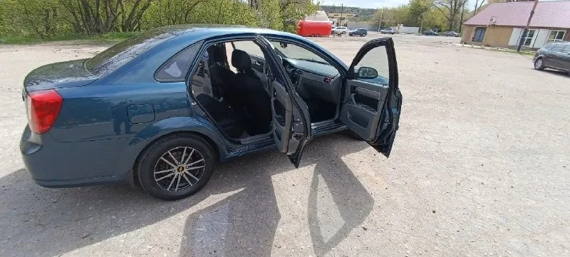 Chevrolet lacetti 2008 1.6 акпп кондиционер❄💨 я хозяин, владею год. машина в хорошем 🔥 состоянии работает всё, акпп без нареканий, мотор полностью откапетален коленвал, поршневой, полностью замена клапанов и сделаная голова, весь комплект грм новый и помпа, от блока до заднего бампера новый выхлоп, ходовка без стуков и скрипов! недавно поменял задние стойки, передние шаровые, стабилизаторы, полностью поменять все патрубки системы охлаждения, термостат, саксофон, новый генератор, два комплекта новой резины этого года, андроид магнитола, хороший свет, туманки линзы, уютный салон, 4 стеклоподъëмника, электро регулировка зеркал, подогрев лобового и заднего стекла, печка жарит. .. штрафов и запретов нет!! причина продажи покупка нового авто! +79494007941 андрей 500 000к - фотография - 6