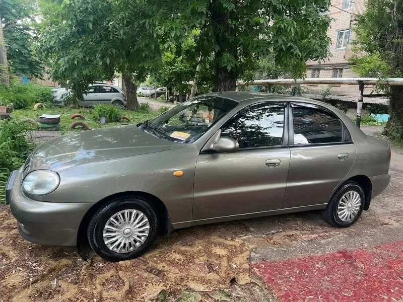 Продам daewoo ланос 2007 год, обьем 1. 5, все стекла родные, не гнилая и металл родной!! Электро стекла подъемники, гур, планшет, музыка блютуз, сигнализация, центральный замок. Пробег 163.000км за всю жизнь у машины 2 хозяина дедушка и я. Машина не гнилая, за машиной ухаживаю на данный момент без каких либо вложений все записи замены то есть всё делается вовремя. В нашей семье я собственник авто с 2022года, двигатель, кпп, кузов в идеале, ходовую всю обслужил, машина стоит своих денег, есть отличие по металлу в цвете но весь материал я отдам + зимняя резина с железками, запчасти, цена 300.000₽ без торга, обмен, . Переоформление(+79494667368)донецк
📞 Звоните: +7(949)4667368 - фотография - 8