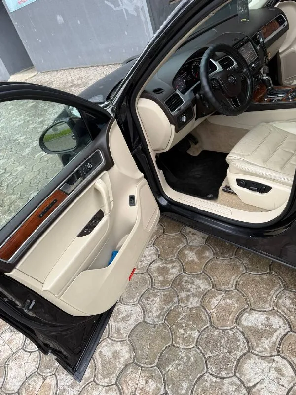 Продам volkswagen touareg 2010 года красивый и надежный автомобиль с бензиновым двигателем. пробег автомобиля 179000. авто в хорошем состоянии. 🚘 дополнительные фото и вопросы в личное сообщение. цена 1🍋800💵 — возможен обмен на bmw или mercedes. пишите в личный в личные сообщения ( @kotofeyka_mrpl ) станислав номера телефона +79495604654 - фотография - 7