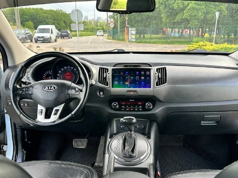 Kia sportage 2012год 4wd автомобиль в идеальном состоянии! вложений абсолютно не каких не требует, полностью обслужена, кузов весь в заводском окрасе, стекла все родные включая лобовое! пробег родной 187тыс, км любые проверки с вашей стороны приветствуется, двигатель 2.0 бензин коробка автомат самый простой и надежный как говорится! комплектация максимальная! авто парковка панорама старт стоп авто запуск с ключа двухзонный климат контроль управление на руле андроид система carplay подогрев сидений всех подключаемый полный привод складывание зеркал и многое другое! также два комплекта резины с документами полностью порядок продажа от собственника цена за данный автомобиль 1.325-000₽ возможно обмен на авто дешевле звоните +7949-551-6875 📲 tg: n_77 📞 звоните: +7(949)5516875 - фотография - 9