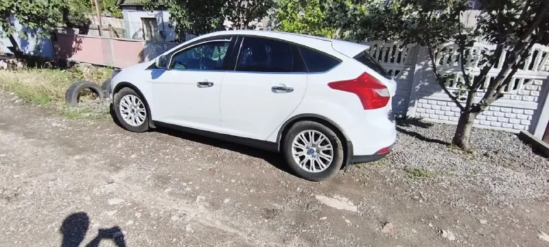 Продам ford focus 3, 2012г в отличном состоянии. двигатель 2.0 150л. с, автомат пробег 184000км отличное состояние, владелец по птс машина под полным контролем, обслуживание только на сто, все расходники менялись всегда заранее, сигнализация с автозапуском, подогрев стёкол и сидений, резина стоит лето новая, зима проехала 2т км, новая. цена 950т осмотр в донецке +7 949 4772825 📲 tg: дмитрий 📞 звоните: +7(949)4772825 - фотография - 10