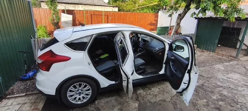 Продам ford focus 3, 2012г в отличном состоянии. двигатель 2.0 150л. с, автомат пробег 184000км отличное состояние, владелец по птс машина под полным контролем, обслуживание только на сто, все расходники менялись всегда заранее, сигнализация с автозапуском, подогрев стёкол и сидений, резина стоит лето новая, зима проехала 2т км, новая. цена 950т осмотр в донецке +7 949 4772825 📲 tg: дмитрий 📞 звоните: +7(949)4772825 - фотография - 6