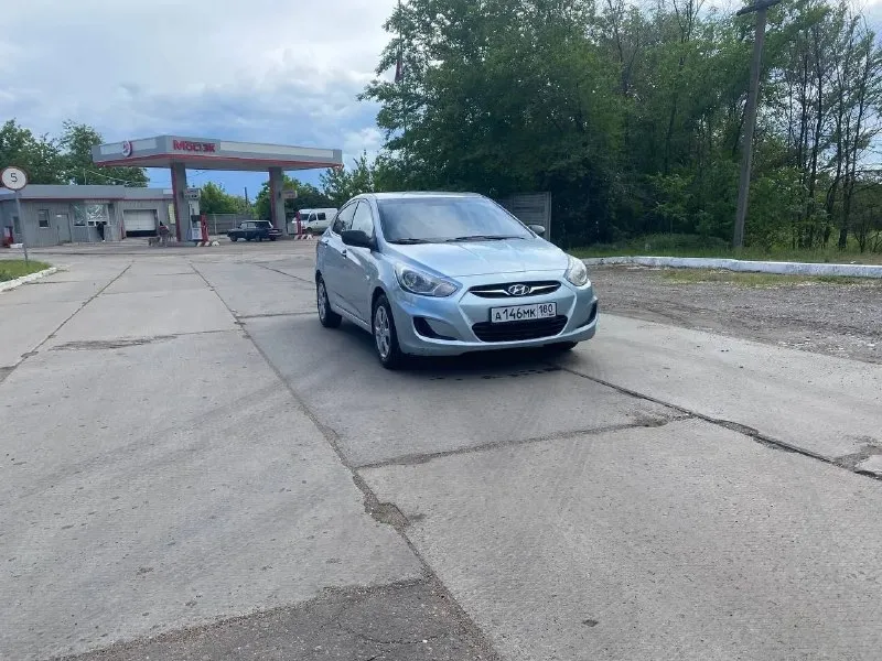 Продам hyundai solaris 1.6 бензин 2011 года, коробка автомат состояние нормальное, ходовая обслужена, мотор работает хорошо пробег 250тыс км красивый цвет комплектация: сигнализация, стеклоподьемники, гидроусилитель, кондиционер, подушки безопасности,2 ключа любое оформление! салон в хорошем состоянии резина и аккумулятор новые. авто обслужен мотор работает тихо без посторонних звуков стекла все родные, автомобиль мягкий, комфортный с небольшим расходом бензина. цена 580₽ +7-949-493-67-31 - фотография - 1