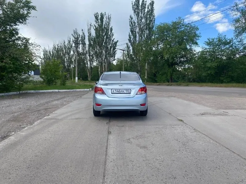 Продам hyundai solaris 1.6 бензин 2011 года, коробка автомат состояние нормальное, ходовая обслужена, мотор работает хорошо пробег 250тыс км красивый цвет комплектация: сигнализация, стеклоподьемники, гидроусилитель, кондиционер, подушки безопасности,2 ключа любое оформление! салон в хорошем состоянии резина и аккумулятор новые. авто обслужен мотор работает тихо без посторонних звуков стекла все родные, автомобиль мягкий, комфортный с небольшим расходом бензина. цена 580₽ +7-949-493-67-31 - фотография - 2