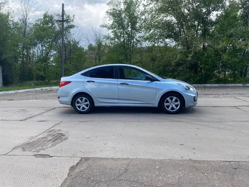 Продам hyundai solaris 1.6 бензин 2011 года, коробка автомат состояние нормальное, ходовая обслужена, мотор работает хорошо пробег 250тыс км красивый цвет комплектация: сигнализация, стеклоподьемники, гидроусилитель, кондиционер, подушки безопасности,2 ключа любое оформление! салон в хорошем состоянии резина и аккумулятор новые. авто обслужен мотор работает тихо без посторонних звуков стекла все родные, автомобиль мягкий, комфортный с небольшим расходом бензина. цена 580₽ +7-949-493-67-31 - фотография - 3