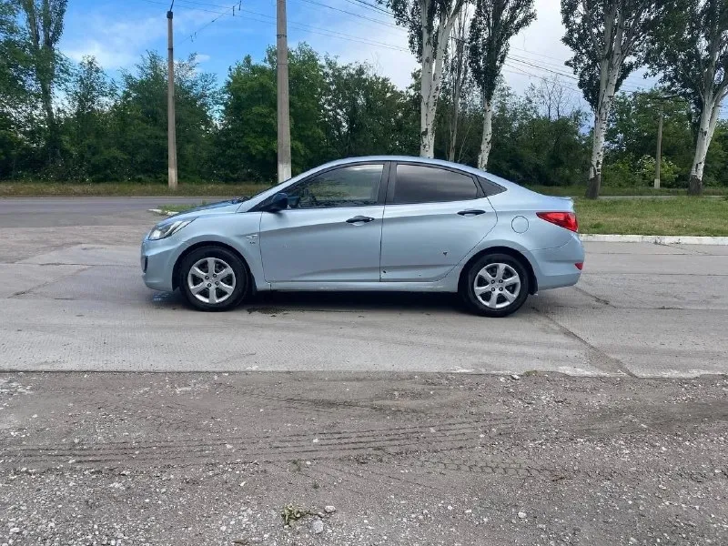 Продам hyundai solaris 1.6 бензин 2011 года, коробка автомат состояние нормальное, ходовая обслужена, мотор работает хорошо пробег 250тыс км красивый цвет комплектация: сигнализация, стеклоподьемники, гидроусилитель, кондиционер, подушки безопасности,2 ключа любое оформление! салон в хорошем состоянии резина и аккумулятор новые. авто обслужен мотор работает тихо без посторонних звуков стекла все родные, автомобиль мягкий, комфортный с небольшим расходом бензина. цена 580₽ +7-949-493-67-31 - фотография - 4