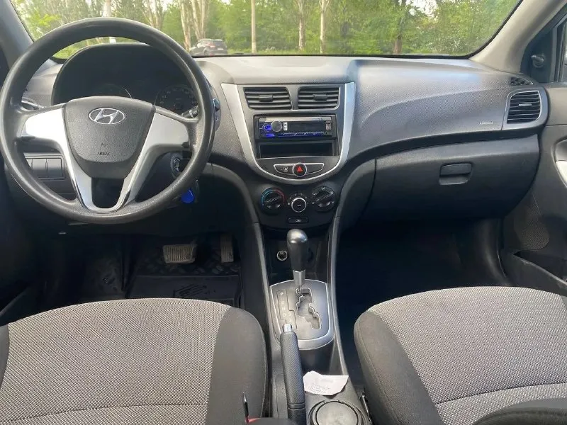 Продам hyundai solaris 1.6 бензин 2011 года, коробка автомат состояние нормальное, ходовая обслужена, мотор работает хорошо пробег 250тыс км красивый цвет комплектация: сигнализация, стеклоподьемники, гидроусилитель, кондиционер, подушки безопасности,2 ключа любое оформление! салон в хорошем состоянии резина и аккумулятор новые. авто обслужен мотор работает тихо без посторонних звуков стекла все родные, автомобиль мягкий, комфортный с небольшим расходом бензина. цена 580₽ +7-949-493-67-31 - фотография - 6