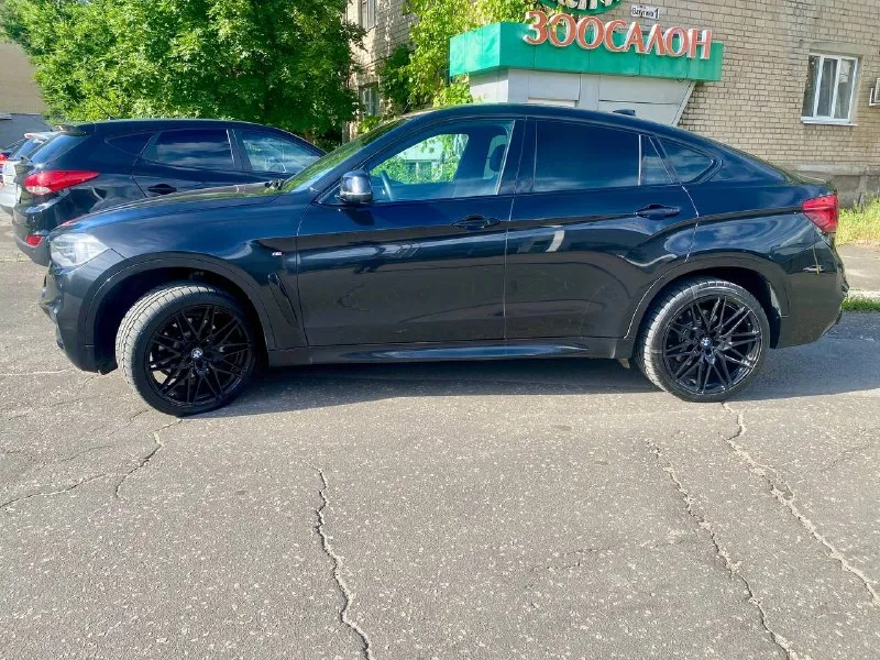 Продам свой bmw x6 f16 2016 года 40dx n57d30b / n57z в отличном состоянии. автомобиль черного цвета, год выпуска - 2016. пробег - 185 000 километров. объем двигателя - 3 литра, мощность - 313 лошадиных сил. тип двигателя - дизель, коробка передач - автоматическая, полный привод. машина находится в идеальном состоянии, полностью готова к эксплуатации. не требует никаких дополнительных вложений. замена масла двс каждые 6000 км. 12000 км назад было проведено большое то: заменены все жидкости, установлены вентилируемые тормозные диски с метало-керамическими колодками в круг, полностью заменена ходовая часть задняя и частично передняя. передний бампер, капот, передние крылья, фары, ручки дверей, частично крыша, задние арки в броне-пленки. gsm сигнализация с автозапуском (управление с телефона). установлен усиленный передний кардан. пробег родной! возможен обмен с вашей доплатой на renault arkana или duster свежего года на автомате цена: 4 200 000₽ телефон: +7 (949) 506-28-86 📞 звоните: +7(949)5062886 - фотография - 1