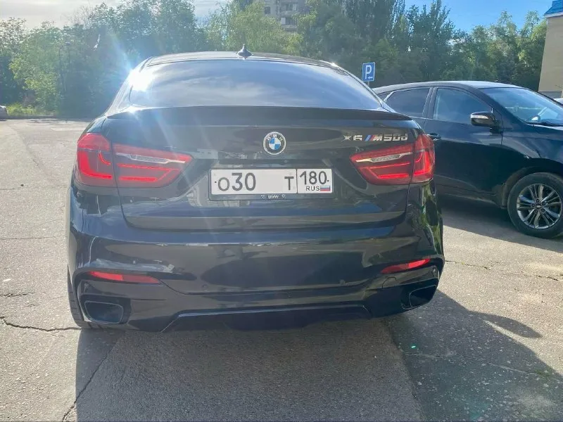 Продам свой bmw x6 f16 2016 года 40dx n57d30b / n57z в отличном состоянии. автомобиль черного цвета, год выпуска - 2016. пробег - 185 000 километров. объем двигателя - 3 литра, мощность - 313 лошадиных сил. тип двигателя - дизель, коробка передач - автоматическая, полный привод. машина находится в идеальном состоянии, полностью готова к эксплуатации. не требует никаких дополнительных вложений. замена масла двс каждые 6000 км. 12000 км назад было проведено большое то: заменены все жидкости, установлены вентилируемые тормозные диски с метало-керамическими колодками в круг, полностью заменена ходовая часть задняя и частично передняя. передний бампер, капот, передние крылья, фары, ручки дверей, частично крыша, задние арки в броне-пленки. gsm сигнализация с автозапуском (управление с телефона). установлен усиленный передний кардан. пробег родной! возможен обмен с вашей доплатой на renault arkana или duster свежего года на автомате цена: 4 200 000₽ телефон: +7 (949) 506-28-86 📞 звоните: +7(949)5062886 - фотография - 2