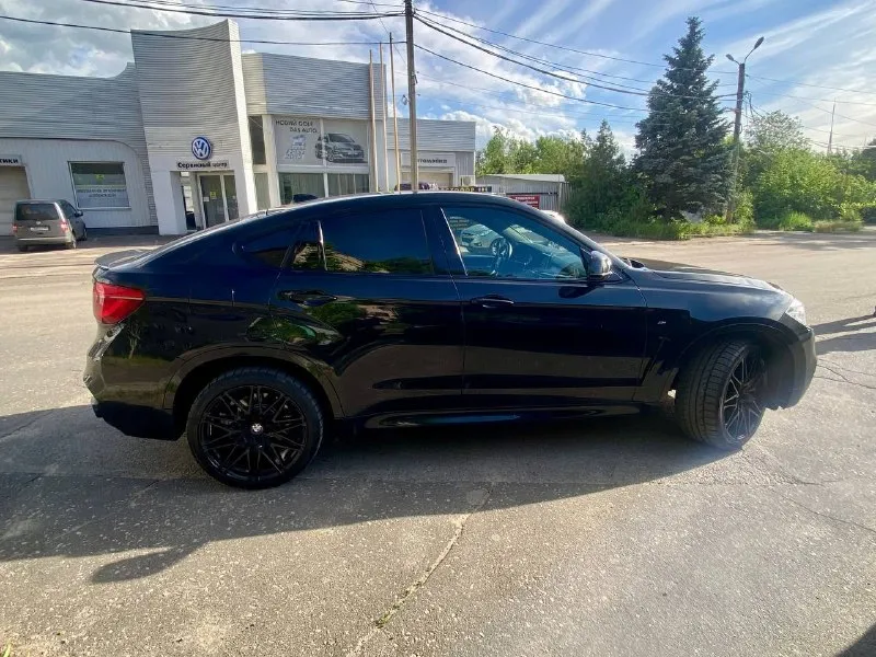 Продам свой bmw x6 f16 2016 года 40dx n57d30b / n57z в отличном состоянии. автомобиль черного цвета, год выпуска - 2016. пробег - 185 000 километров. объем двигателя - 3 литра, мощность - 313 лошадиных сил. тип двигателя - дизель, коробка передач - автоматическая, полный привод. машина находится в идеальном состоянии, полностью готова к эксплуатации. не требует никаких дополнительных вложений. замена масла двс каждые 6000 км. 12000 км назад было проведено большое то: заменены все жидкости, установлены вентилируемые тормозные диски с метало-керамическими колодками в круг, полностью заменена ходовая часть задняя и частично передняя. передний бампер, капот, передние крылья, фары, ручки дверей, частично крыша, задние арки в броне-пленки. gsm сигнализация с автозапуском (управление с телефона). установлен усиленный передний кардан. пробег родной! возможен обмен с вашей доплатой на renault arkana или duster свежего года на автомате цена: 4 200 000₽ телефон: +7 (949) 506-28-86 📞 звоните: +7(949)5062886 - фотография - 3