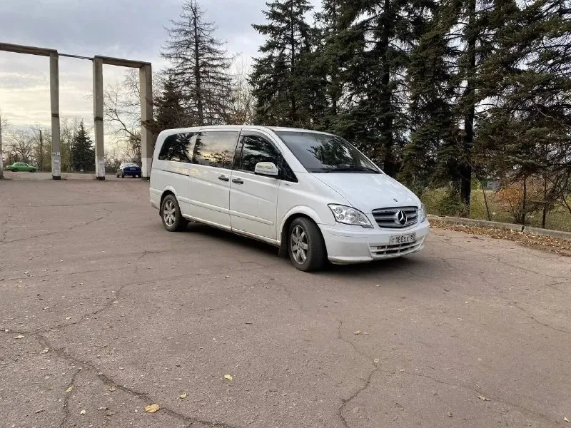 Продам mercedes vito 2007 год мотор 2,2 надёжный и не прихотливый машина семейная пассажир, в перевозках не была, кузов в достойном состоянии без рыжиков и гнили, салон чистый и ухоженный, мотор сухой работает хорошо, ходовая коробка работают отлично, авто обслужен, всё вопросы по телефону, цена 1.250₽ находиться в макеевке 79494936731,торг уместен заинтерисованным - фотография - 2