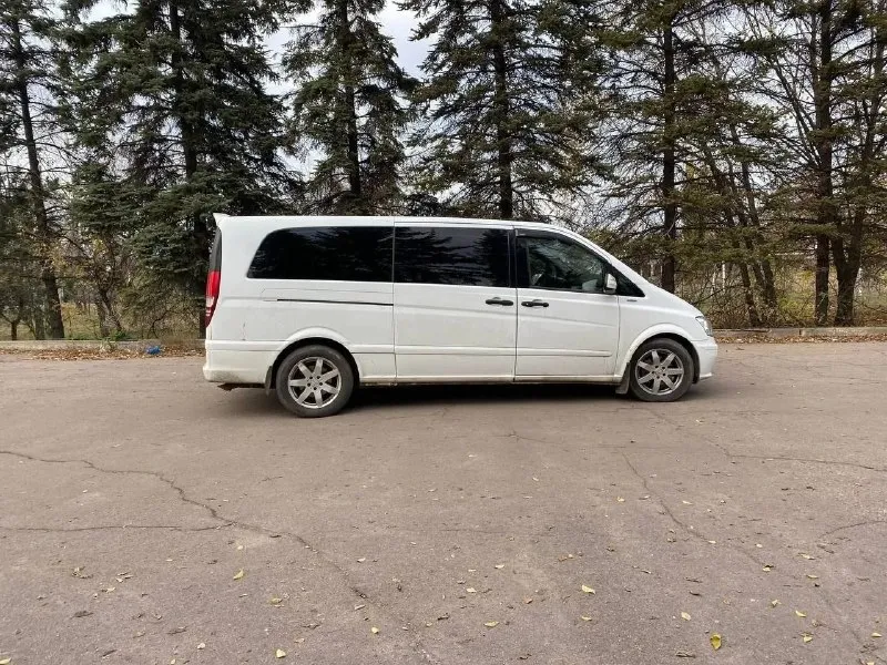 Продам mercedes vito 2007 год мотор 2,2 надёжный и не прихотливый машина семейная пассажир, в перевозках не была, кузов в достойном состоянии без рыжиков и гнили, салон чистый и ухоженный, мотор сухой работает хорошо, ходовая коробка работают отлично, авто обслужен, всё вопросы по телефону, цена 1.250₽ находиться в макеевке 79494936731,торг уместен заинтерисованным - фотография - 3