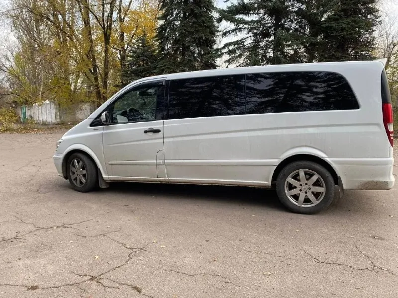 Продам mercedes vito 2007 год мотор 2,2 надёжный и не прихотливый машина семейная пассажир, в перевозках не была, кузов в достойном состоянии без рыжиков и гнили, салон чистый и ухоженный, мотор сухой работает хорошо, ходовая коробка работают отлично, авто обслужен, всё вопросы по телефону, цена 1.250₽ находиться в макеевке 79494936731,торг уместен заинтерисованным - фотография - 5