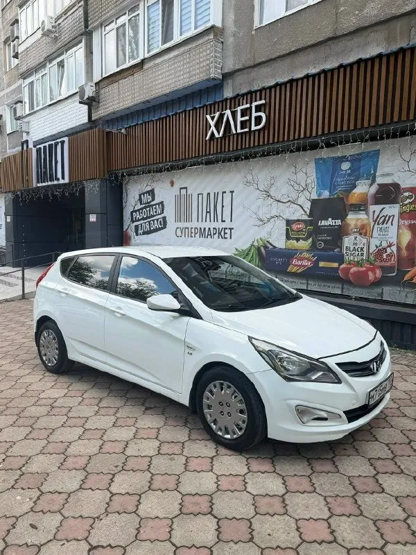 Продаю hyundai solaris 1.6л, автомат 2014г пробег 147000км максимальная комплектация, круиз контроль, также до устанавливал автозапуск с ключа, магнитолу с камерой заднего вида. проходил на 141100км полное то( с подъемником и эндоскопией), автомобиль в отличном состоянии( фото и видео могу предоставить дополнительно по запросу). чистая автотека. движок, коробка работают плавно без нареканий. то делалось каждый 8000км. также недавно менялись диски и колодки в круг и ставился новый аккумулятор. по окрасам есть косметический окрас левого крыла. я собственник, все документы на руках, переоформление без проблем. зимняя резина в подарок практически новая, откатала 1 сезон цена 1 050 000р. торг. донецк звоните +79490059977 +79109823540 📞 звоните: +7(949)0059977 - фотография - 1