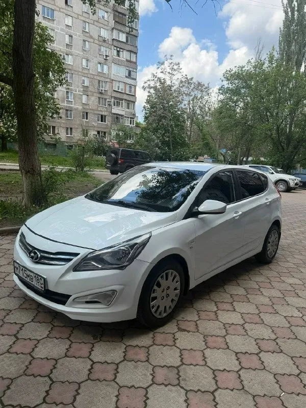 Продаю hyundai solaris 1.6л, автомат 2014г пробег 147000км максимальная комплектация, круиз контроль, также до устанавливал автозапуск с ключа, магнитолу с камерой заднего вида. проходил на 141100км полное то( с подъемником и эндоскопией), автомобиль в отличном состоянии( фото и видео могу предоставить дополнительно по запросу). чистая автотека. движок, коробка работают плавно без нареканий. то делалось каждый 8000км. также недавно менялись диски и колодки в круг и ставился новый аккумулятор. по окрасам есть косметический окрас левого крыла. я собственник, все документы на руках, переоформление без проблем. зимняя резина в подарок практически новая, откатала 1 сезон цена 1 050 000р. торг. донецк звоните +79490059977 +79109823540 📞 звоните: +7(949)0059977 - фотография - 2