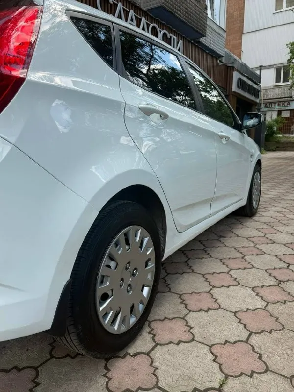 Продаю hyundai solaris 1.6л, автомат 2014г пробег 147000км максимальная комплектация, круиз контроль, также до устанавливал автозапуск с ключа, магнитолу с камерой заднего вида. проходил на 141100км полное то( с подъемником и эндоскопией), автомобиль в отличном состоянии( фото и видео могу предоставить дополнительно по запросу). чистая автотека. движок, коробка работают плавно без нареканий. то делалось каждый 8000км. также недавно менялись диски и колодки в круг и ставился новый аккумулятор. по окрасам есть косметический окрас левого крыла. я собственник, все документы на руках, переоформление без проблем. зимняя резина в подарок практически новая, откатала 1 сезон цена 1 050 000р. торг. донецк звоните +79490059977 +79109823540 📞 звоните: +7(949)0059977 - фотография - 3