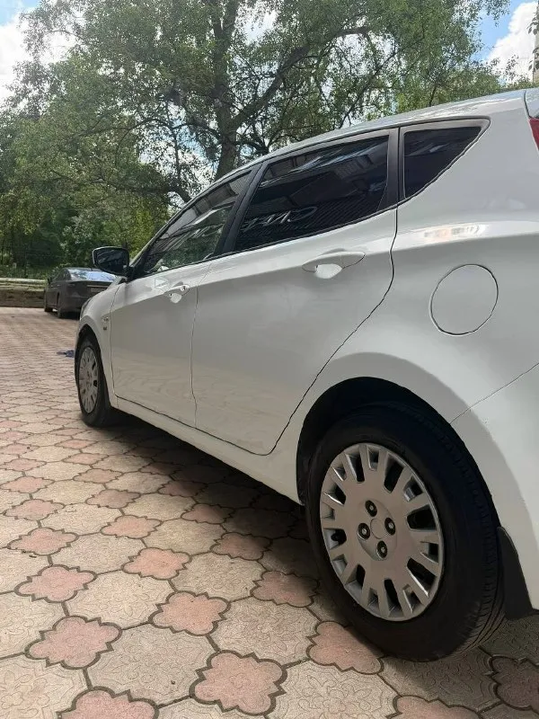 Продаю hyundai solaris 1.6л, автомат 2014г пробег 147000км максимальная комплектация, круиз контроль, также до устанавливал автозапуск с ключа, магнитолу с камерой заднего вида. проходил на 141100км полное то( с подъемником и эндоскопией), автомобиль в отличном состоянии( фото и видео могу предоставить дополнительно по запросу). чистая автотека. движок, коробка работают плавно без нареканий. то делалось каждый 8000км. также недавно менялись диски и колодки в круг и ставился новый аккумулятор. по окрасам есть косметический окрас левого крыла. я собственник, все документы на руках, переоформление без проблем. зимняя резина в подарок практически новая, откатала 1 сезон цена 1 050 000р. торг. донецк звоните +79490059977 +79109823540 📞 звоните: +7(949)0059977 - фотография - 4