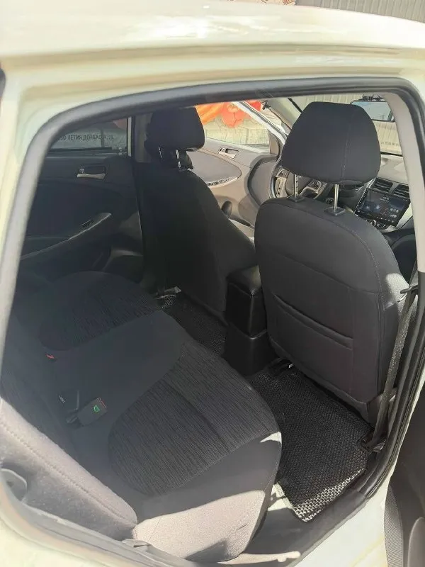 Продаю hyundai solaris 1.6л, автомат 2014г пробег 147000км максимальная комплектация, круиз контроль, также до устанавливал автозапуск с ключа, магнитолу с камерой заднего вида. проходил на 141100км полное то( с подъемником и эндоскопией), автомобиль в отличном состоянии( фото и видео могу предоставить дополнительно по запросу). чистая автотека. движок, коробка работают плавно без нареканий. то делалось каждый 8000км. также недавно менялись диски и колодки в круг и ставился новый аккумулятор. по окрасам есть косметический окрас левого крыла. я собственник, все документы на руках, переоформление без проблем. зимняя резина в подарок практически новая, откатала 1 сезон цена 1 050 000р. торг. донецк звоните +79490059977 +79109823540 📞 звоните: +7(949)0059977 - фотография - 5