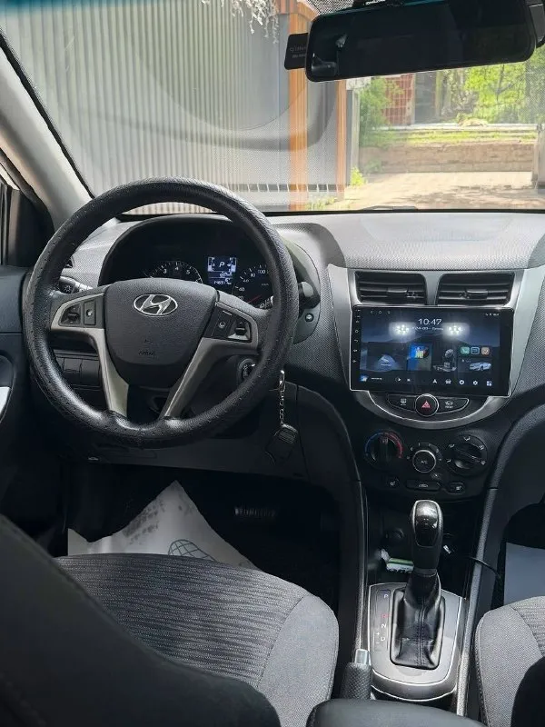 Продаю hyundai solaris 1.6л, автомат 2014г пробег 147000км максимальная комплектация, круиз контроль, также до устанавливал автозапуск с ключа, магнитолу с камерой заднего вида. проходил на 141100км полное то( с подъемником и эндоскопией), автомобиль в отличном состоянии( фото и видео могу предоставить дополнительно по запросу). чистая автотека. движок, коробка работают плавно без нареканий. то делалось каждый 8000км. также недавно менялись диски и колодки в круг и ставился новый аккумулятор. по окрасам есть косметический окрас левого крыла. я собственник, все документы на руках, переоформление без проблем. зимняя резина в подарок практически новая, откатала 1 сезон цена 1 050 000р. торг. донецк звоните +79490059977 +79109823540 📞 звоните: +7(949)0059977 - фотография - 6