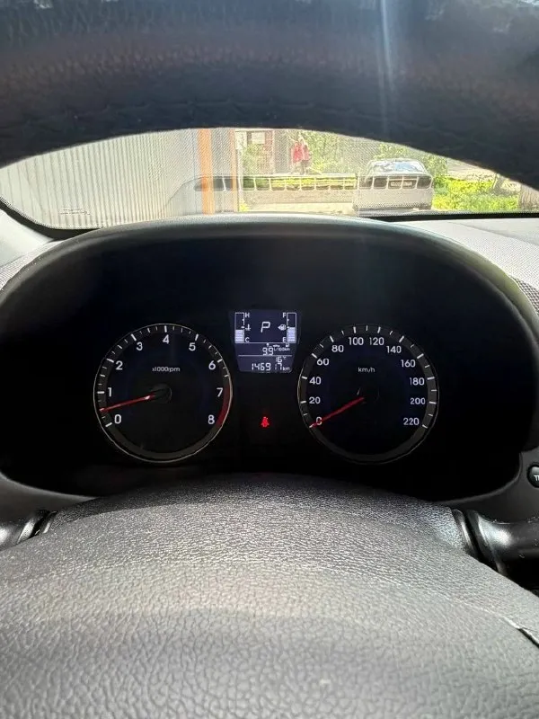 Продаю hyundai solaris 1.6л, автомат 2014г пробег 147000км максимальная комплектация, круиз контроль, также до устанавливал автозапуск с ключа, магнитолу с камерой заднего вида. проходил на 141100км полное то( с подъемником и эндоскопией), автомобиль в отличном состоянии( фото и видео могу предоставить дополнительно по запросу). чистая автотека. движок, коробка работают плавно без нареканий. то делалось каждый 8000км. также недавно менялись диски и колодки в круг и ставился новый аккумулятор. по окрасам есть косметический окрас левого крыла. я собственник, все документы на руках, переоформление без проблем. зимняя резина в подарок практически новая, откатала 1 сезон цена 1 050 000р. торг. донецк звоните +79490059977 +79109823540 📞 звоните: +7(949)0059977 - фотография - 7