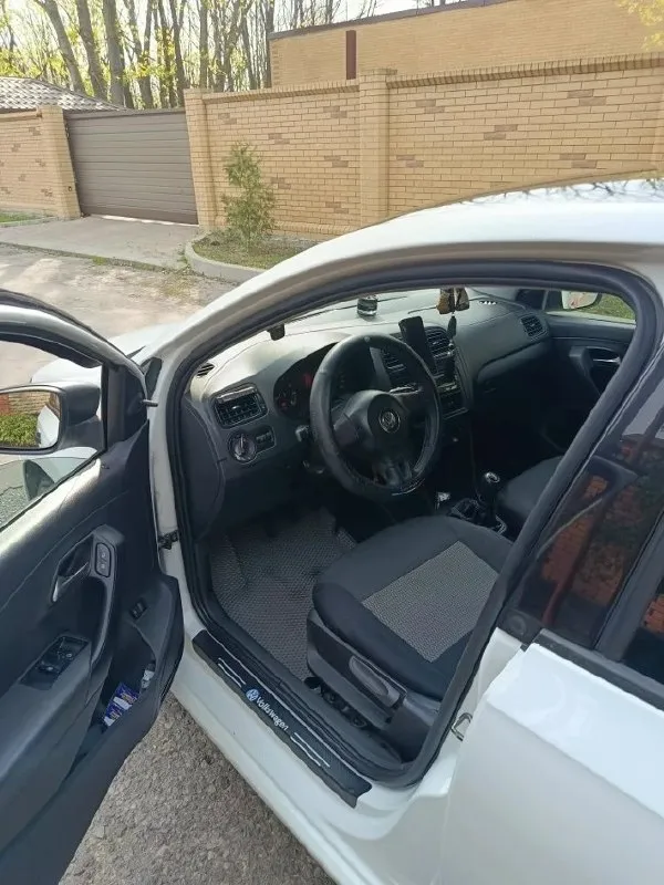 ❗❗❗продажа, обмен❗❗! volkswagen поло, 2012 год, 1.6 мотор, коробка механика, с оригинальным пробегом 235 тыс. с оригинальным птс, в базовой комплектации, без кондиционера, машинка полностью обслуженая, в достойном состоянии для своих лет не такси не каршенинг, личное пользование, бережная эксплуатация, документы в порядке, полное переоформление, осмотр в г. макеевка, цена 600000₽без торга!!!!!+79493579164 📞 звоните: +7(949)3579164 - фотография - 7