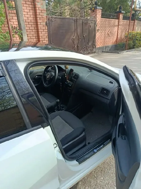 ❗❗❗продажа, обмен❗❗! volkswagen поло, 2012 год, 1.6 мотор, коробка механика, с оригинальным пробегом 235 тыс. с оригинальным птс, в базовой комплектации, без кондиционера, машинка полностью обслуженая, в достойном состоянии для своих лет не такси не каршенинг, личное пользование, бережная эксплуатация, документы в порядке, полное переоформление, осмотр в г. макеевка, цена 600000₽без торга!!!!!+79493579164 📞 звоните: +7(949)3579164 - фотография - 8